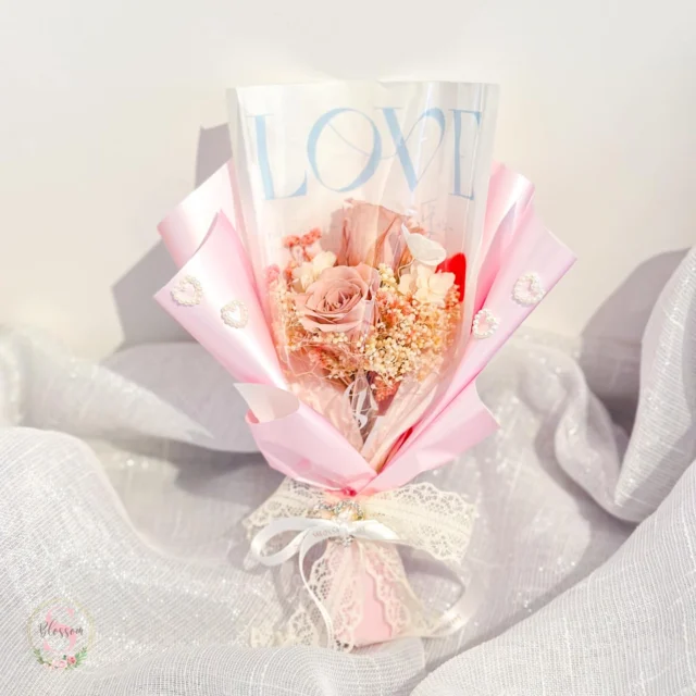 💖 Eternal Blossom Elegance – A Timeless Beauty 💖

Delicate, romantic, and forever blooming—our Eternal Blossom Elegance preserved flower bouquet is designed to capture love and grace in its purest form. 🌸 Wrapped in soft pink with elegant lace details, this bouquet makes the perfect heartfelt gift for any occasion.

🎀 Comes with a gift bag, making it ready to surprise your loved one!

🌷 A love that never fades, just like these blooms. 🌷

DM us to order or visit our pop-up store! 💬

💖 永恆花韻 – 綻放不凋的優雅 💖

浪漫細緻，優雅恆久 🌸 永恆花韻 保鮮花小花束，象徵愛與美好永不凋謝。柔和粉色搭配精緻蕾絲點綴，完美呈現夢幻氣息，無論送禮或自用都令人心動！💞

🎀 附禮品袋，送禮一秒搞掂！

🌷 讓愛與美麗永恆綻放！ 🌷

DM查詢或親臨Pop-up店選購！💬

📍 Pop-up Address: 2/F, 5 Kevin Street, Manchester, United Kingdom
🕰 Opening Time: Wednesday - Sunday | 11:00am - 6:30pm
#hkuk #preservedflower #preservedflowers #flower #bouquet #flowerbouquet