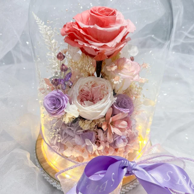 ❤️A Dreamy Garden of Forever 🩷
一個夢幻嘅永生花園

Layers of soft pinks and purples, just like a fairytale garden.
This preserved flower dome captures a love that never fades.
A magical gift for someone truly special.

柔和嘅粉紅同紫色層層堆疊，好似童話花園咁浪漫。
呢個保鮮花玻璃罩，鎖住咗一份永不褪色嘅愛。
送畀你心入面最特別嘅人。 #preservedflowers #rose #ukflower #ukflowerdelivery #hkuk