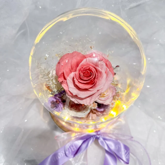 💕A Heart Full of Eternal Love 🌹
一顆盛載永恆愛意的心
A heart-shaped bloom that speaks love without words.
This two-tone preserved rose, sealed in a dreamy glass dome, shines with everlasting beauty.
Perfect for someone you’ll cherish forever.

一朵無需言語都能表達愛意嘅心形玫瑰。
呢款雙色保鮮花，收藏喺夢幻玻璃罩入面，時刻閃耀住永恆嘅美麗。
送畀你一生想珍惜嘅人。
#preserved #flower #preservedflower #hkuk #hkukshop #ukflorist #ukflorists