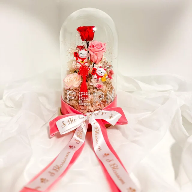 ❤️Good Fortune in Full Bloom 🧡
好運盛放

Our new custom design is here: preserved roses meet the cutest lucky cats!
Each element is thoughtfully chosen to create a unique symbol of prosperity, warmth, and everlasting beauty.
Celebrate special moments with something truly one-of-a-kind.

全新訂製設計登場：保鮮玫瑰遇上最可愛嘅招財貓！
每個細節都精心搭配，寓意財運亨通、溫暖幸福同永恆美麗。
想留住特別時刻？就用呢份獨一無二嘅心意啦！
#preservedflower #preservedflowers #preservedflowerarrangement #hkuk #hkukshop #ukflowerdelivery #ukflorist
