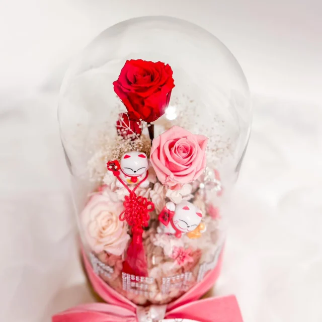🤞🧧A Bloom of Luck and Love🐱🌹
「花開富貴．愛意常在」

Custom-made for extra luck and love!
This adorable preserved flower dome combines charming roses with lucky cats, symbolizing happiness, fortune, and affection.
A perfect gift to bring smiles and blessings to your loved ones!

特別訂製，帶來滿滿好運同愛意！
呢個可愛嘅保鮮花玻璃罩，將靚靚玫瑰同招財貓結合，寓意幸福、財富同愛情。
送畀摯愛嘅人，為佢哋帶來笑容同祝福！
#preserved #flower #preservedflowers #preservedflowerarrangement #hkuk #ukflorist
